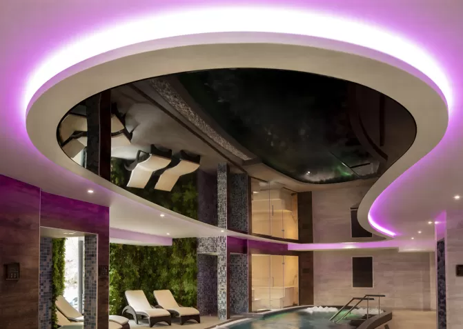 Установка цветных натяжных потолков